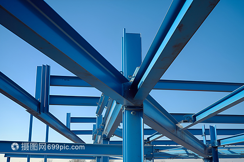 藍(lán)天下，金屬結(jié)構(gòu)的現(xiàn)代詩篇